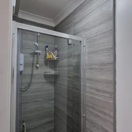 Bed & Breakfast Deluxe Double Bedroom With Private Bathroom, Parking And Wifi Leeds (West Yorkshire)