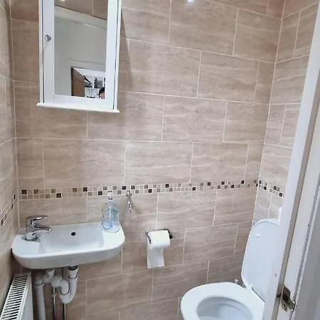 Deluxe Double Bedroom With Private Bathroom, Parking And Wifi Bed & Breakfast Leeds (West Yorkshire)