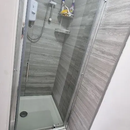 Bed & Breakfast Deluxe Double Bedroom With Private Bathroom, Parking And Wifi *