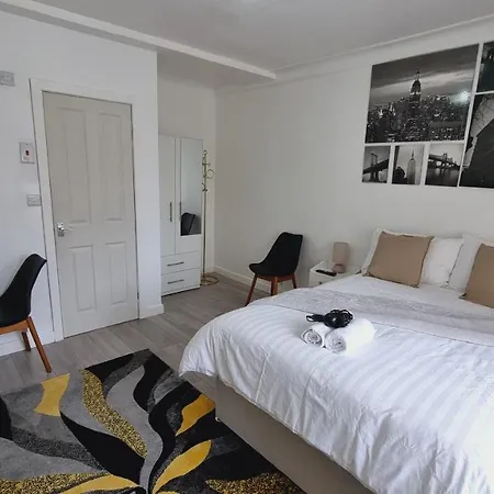 Deluxe Double Bedroom With Private Bathroom, Parking And Wifi