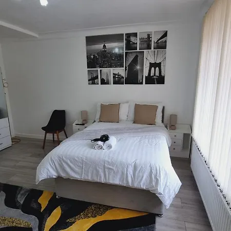 Bed & Breakfast Deluxe Double Bedroom With Private Bathroom, Parking And Wifi *