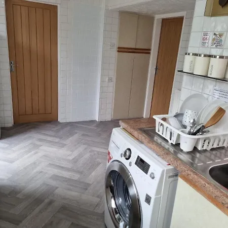 Deluxe Double Bedroom With Private Bathroom, Parking And Wifi