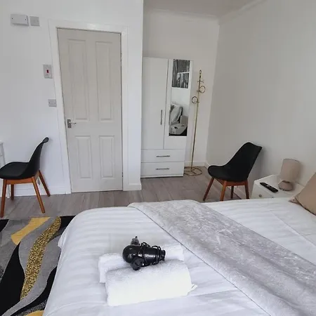 Deluxe Double Bedroom With Private Bathroom, Parking And Wifi Bed & Breakfast Leeds (West Yorkshire)