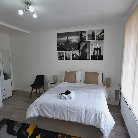 Deluxe Double Bedroom With Private Bathroom, Parking And Wifi * Leeds (West Yorkshire)